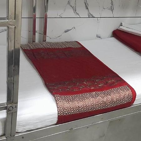 Amaan Hotel Мумбай Екстериор снимка
