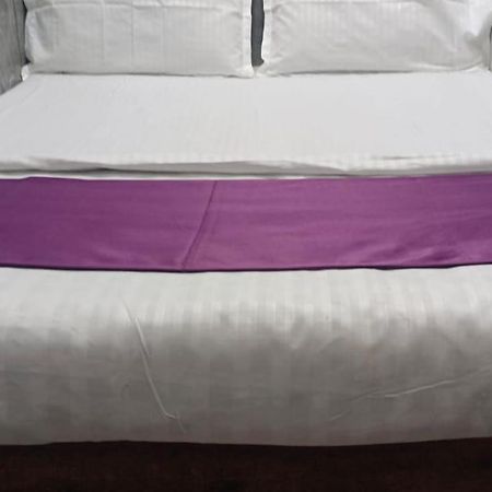 Amaan Hotel Мумбай Екстериор снимка