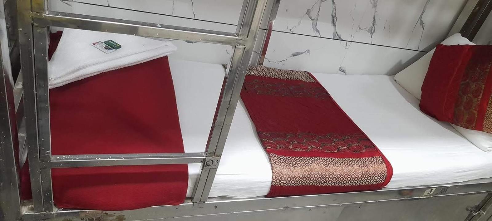 Amaan Hotel Мумбай Екстериор снимка