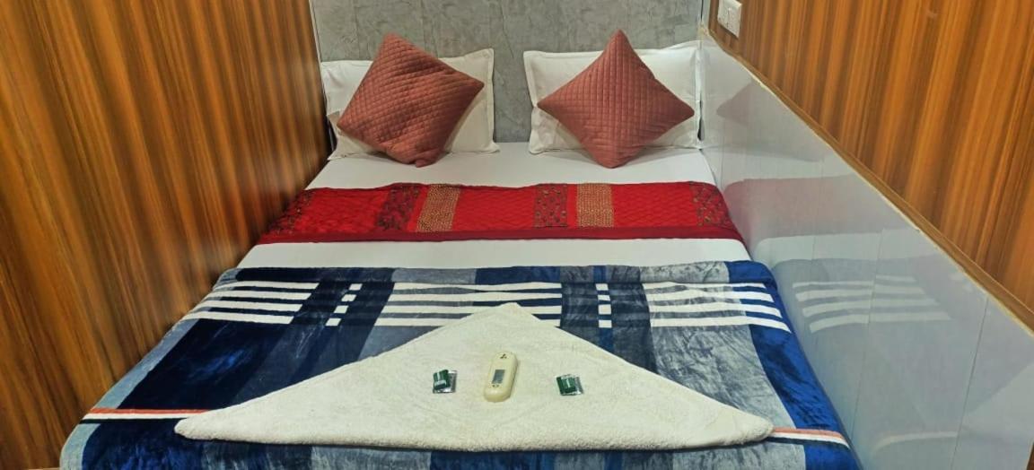 Amaan Hotel Мумбай Екстериор снимка
