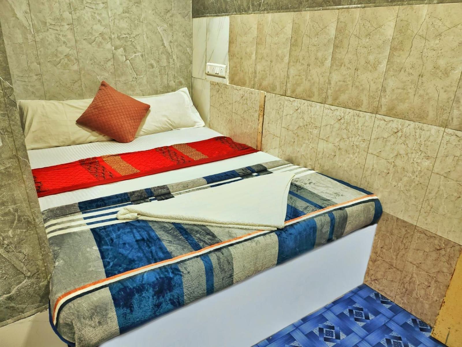 Amaan Hotel Мумбай Екстериор снимка