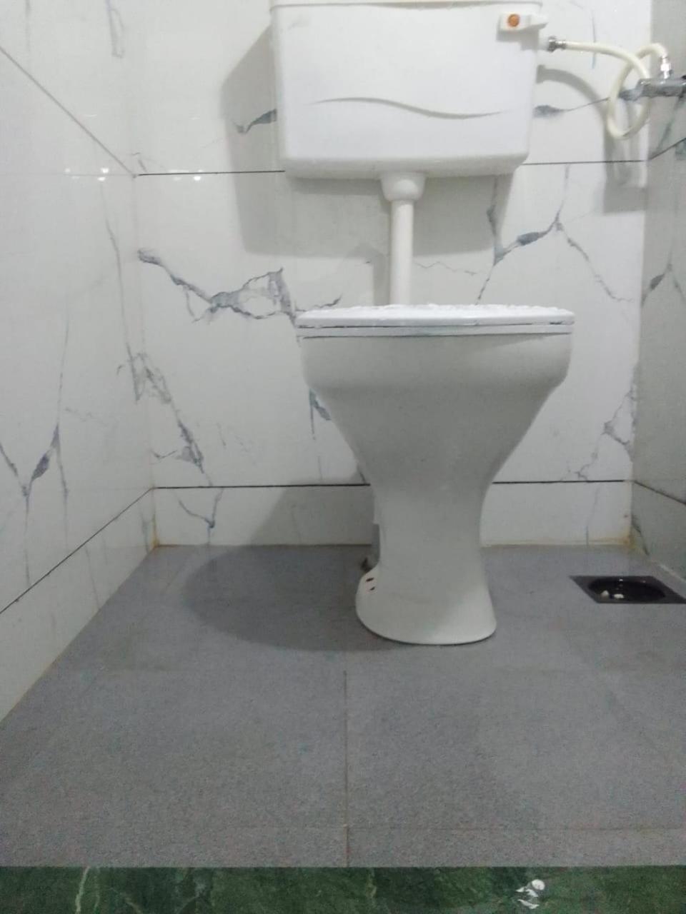 Amaan Hotel Мумбай Екстериор снимка