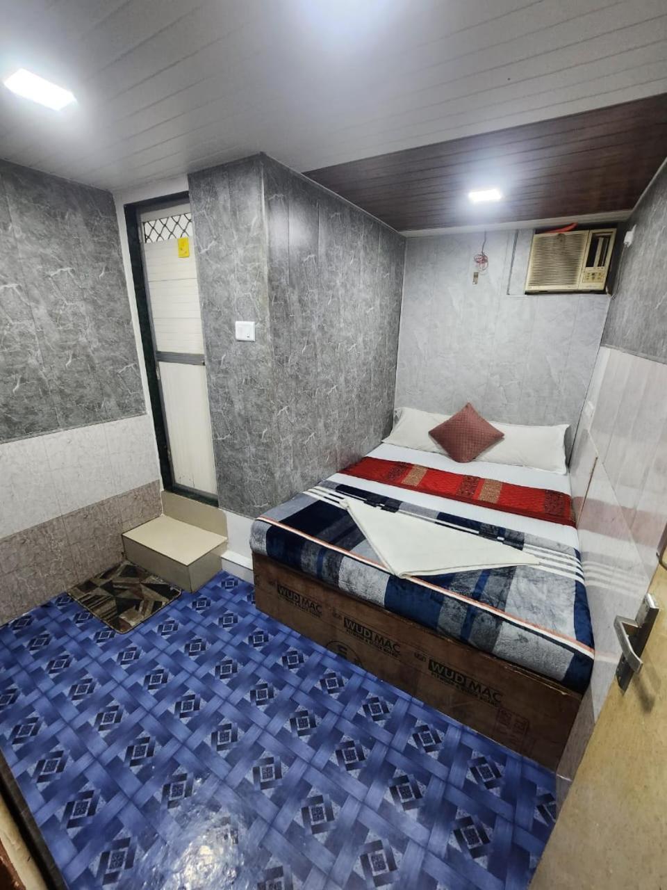Amaan Hotel Мумбай Екстериор снимка