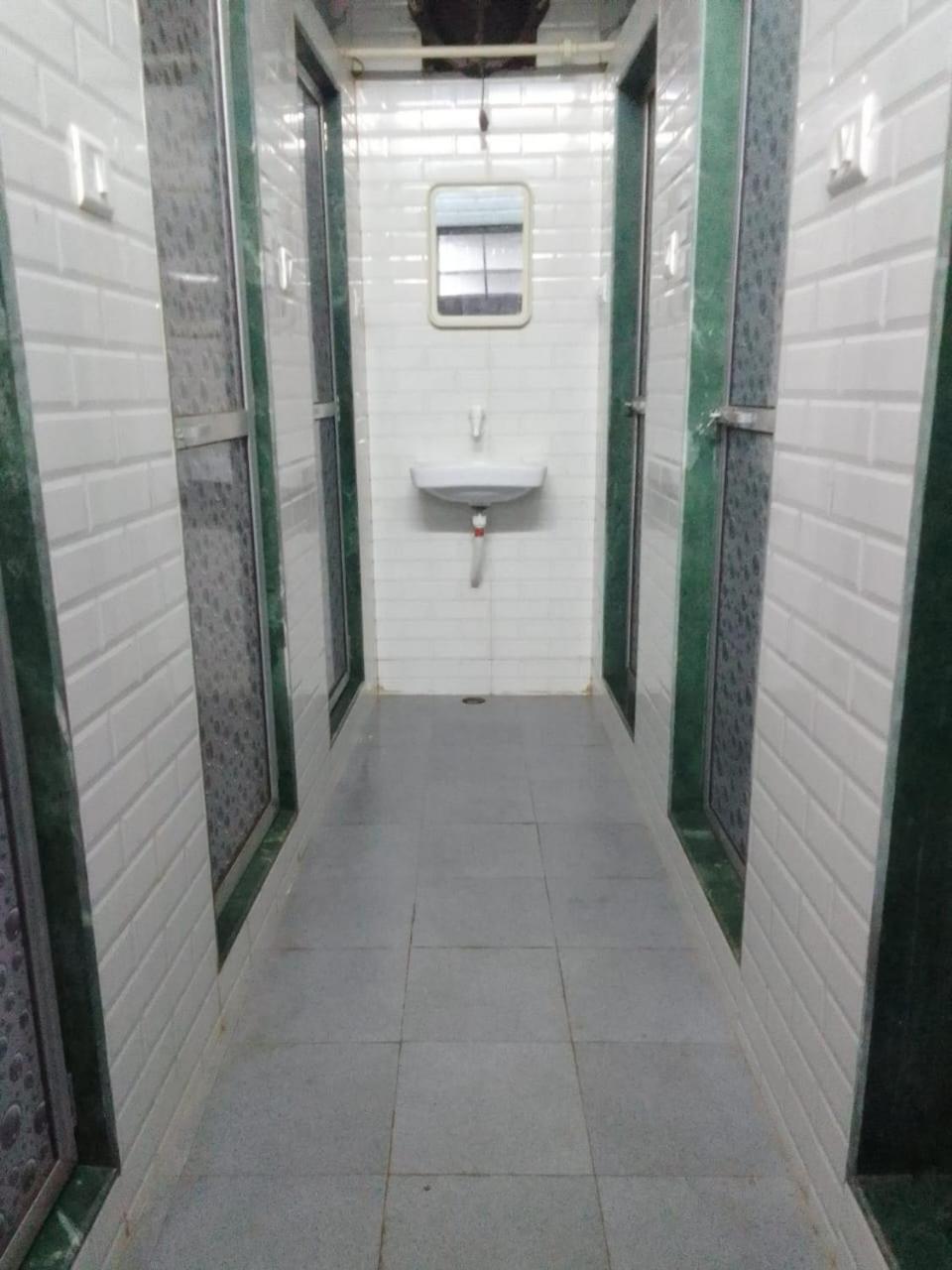 Amaan Hotel Мумбай Екстериор снимка