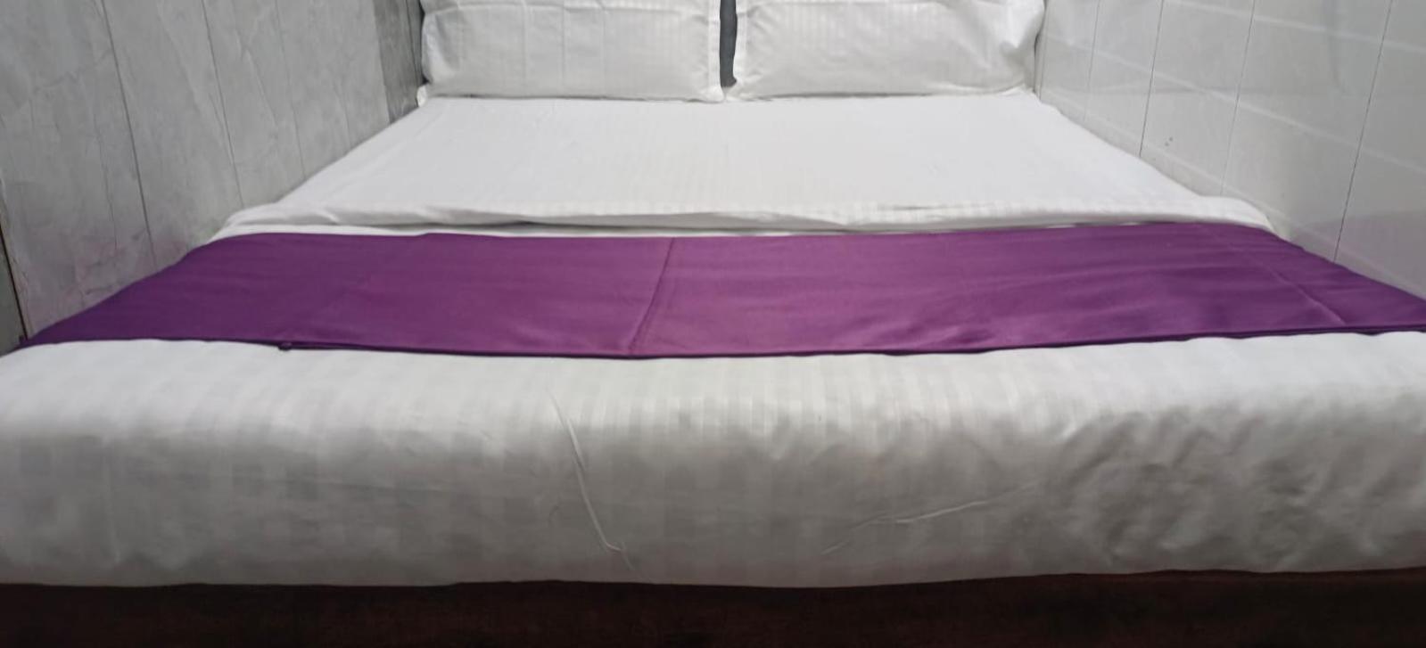 Amaan Hotel Мумбай Екстериор снимка