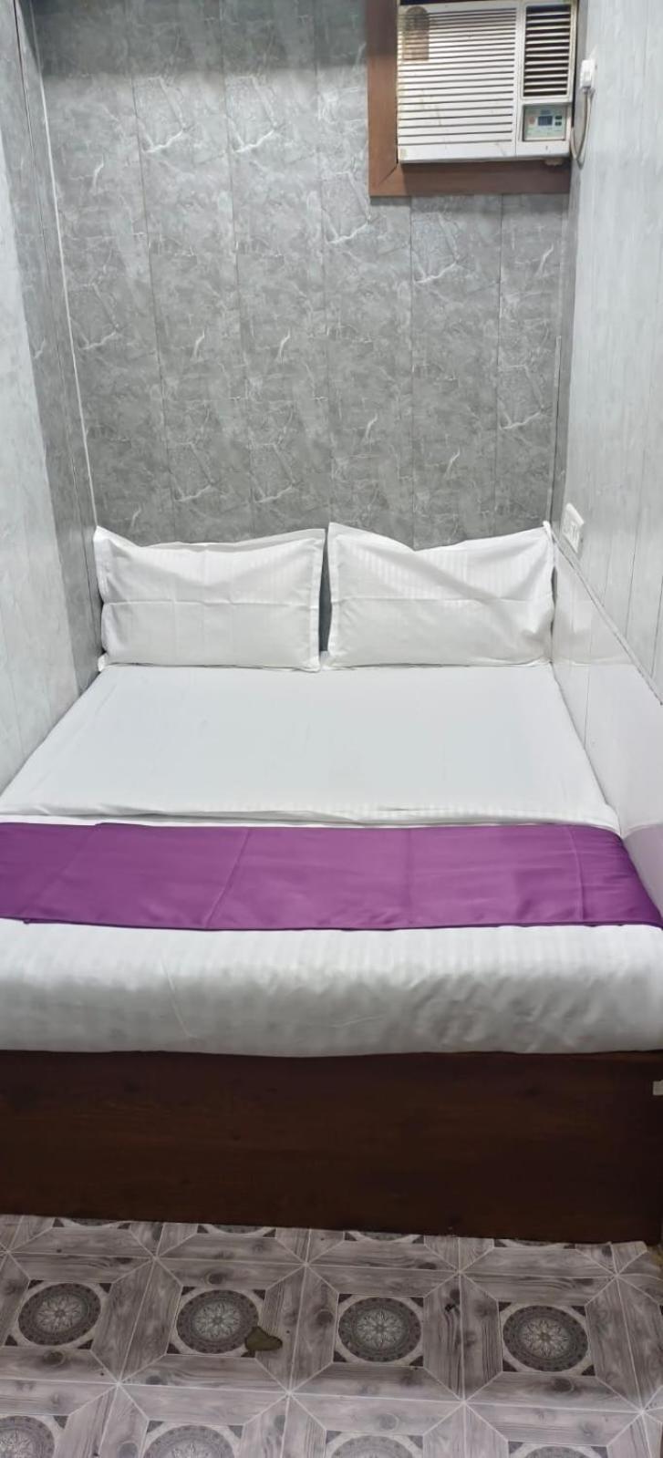 Amaan Hotel Мумбай Екстериор снимка